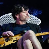 Bildet viser en musiker som røyker