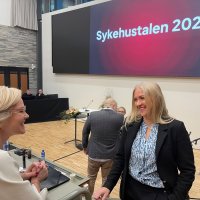 Bildet viser Lill Sverresdatter Larsen og Ingvild Kjerkol