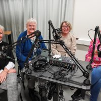 Bildet viser sykepleierne bak ny podcastserie