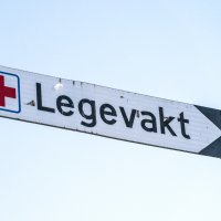 Bildet er et illustrasjonsfoto av et skilt som det står legevakt på