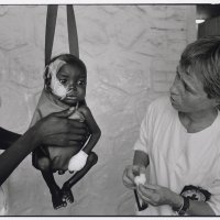 Bildet viser Turid Andreassen og en liten baby som blir veid.