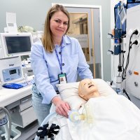 Bilder viser Edda Mary Ottarsdottir med simuleringsdukke.