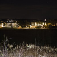 Bildet viser oversiktsbilde av Blakstad sykehus i mørket