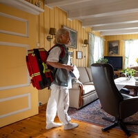 AKS-sykepleier fra legesenteret på hjemmebesøk