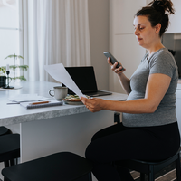 Bildet er en kollasj av to bilder. Det ene er et bilde av en gravid kvinne som sitter på en stol og ser på mobilen. Det andre bildet er av forsker jordmor Marthe Katrin Sarre