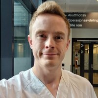 Bildet viser Vidar Pedersen som tar en selfie på jobb