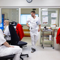 Bildet viser en mannlig sykepleier på jobb