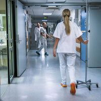 Bildet viser sykepleier i korridor