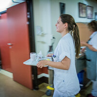 Bildet viser sykepleier i sykehuskorridor