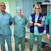 Bildet viser Hilde og Kristin Vollan med kolleger på sykehus i Gaza