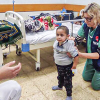 Bildet viser Kristin Vollan og Bjørn Eng med gutt i Gaza