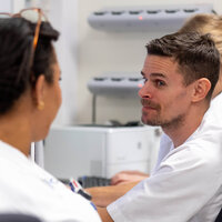 Bildet viser en mannlig sykepleier 