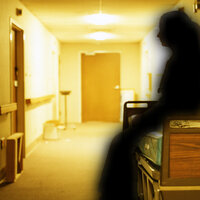 Bilde av sykepleier i sykehuskorridor