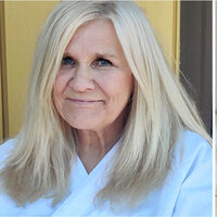 Bildet viser sykepleier Ingrid Neverdahl og sko med Davidsstjernen.