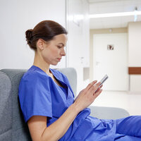 Sykepleier med mobil