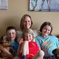 Bildet viser Anniken Østberg sammen med familien