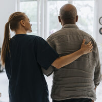 Bildet viser en sykepleier og en pasient