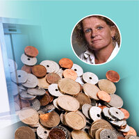 Illustrasjonen viser en sykepleier som venter på heisen. I heisdøren ved siden av renner det ut penger.