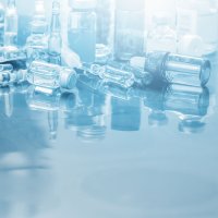 Bildet viser ampuller, sprøyter og piller.