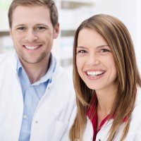 Bildet viser to farmasøyter