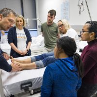 Bildet viser Bodo Günther og studenter