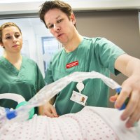 Bildet viser en veileder og student på intensivavdeling