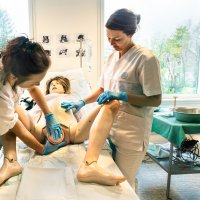 Jordmorstudenter øver på å være fødselshjelper