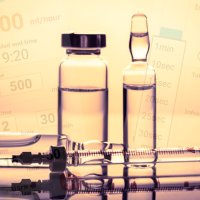 Illustrasjonen viser medikamentregning, ampuller, sprøyte og pipetteflasker.