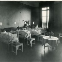 Bildet viser barn i en sykehussal.