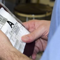 Bildet viser hender som holder en blodpose.